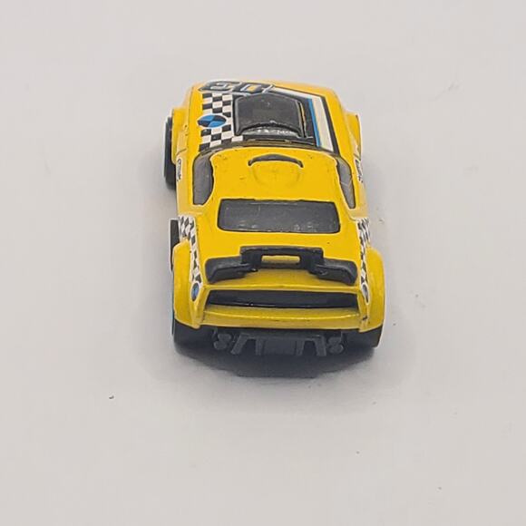 Hot Wheels Fast Fish Stunt Team 03 Yellow Car - Picture 4 of 5